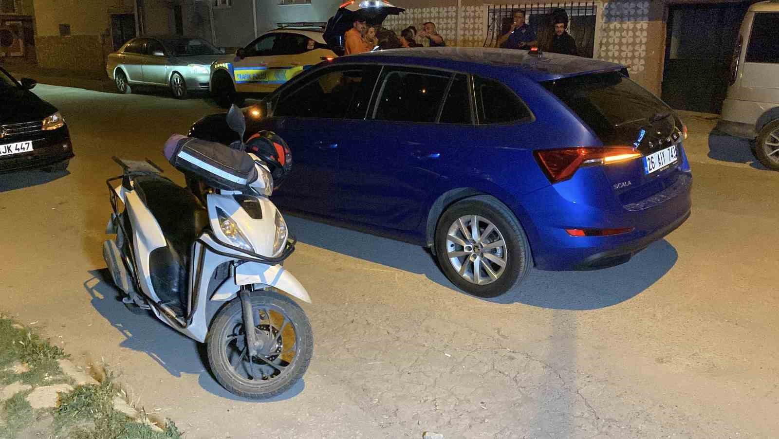 Motosikletli kurye otomobille çarpıştı: 1 yaralı