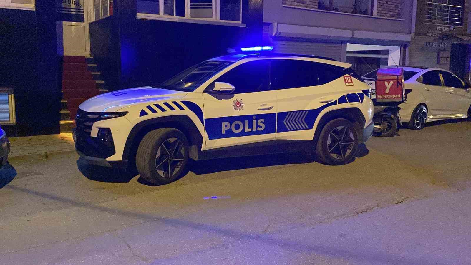 Motosikletli kurye otomobille çarpıştı: 1 yaralı