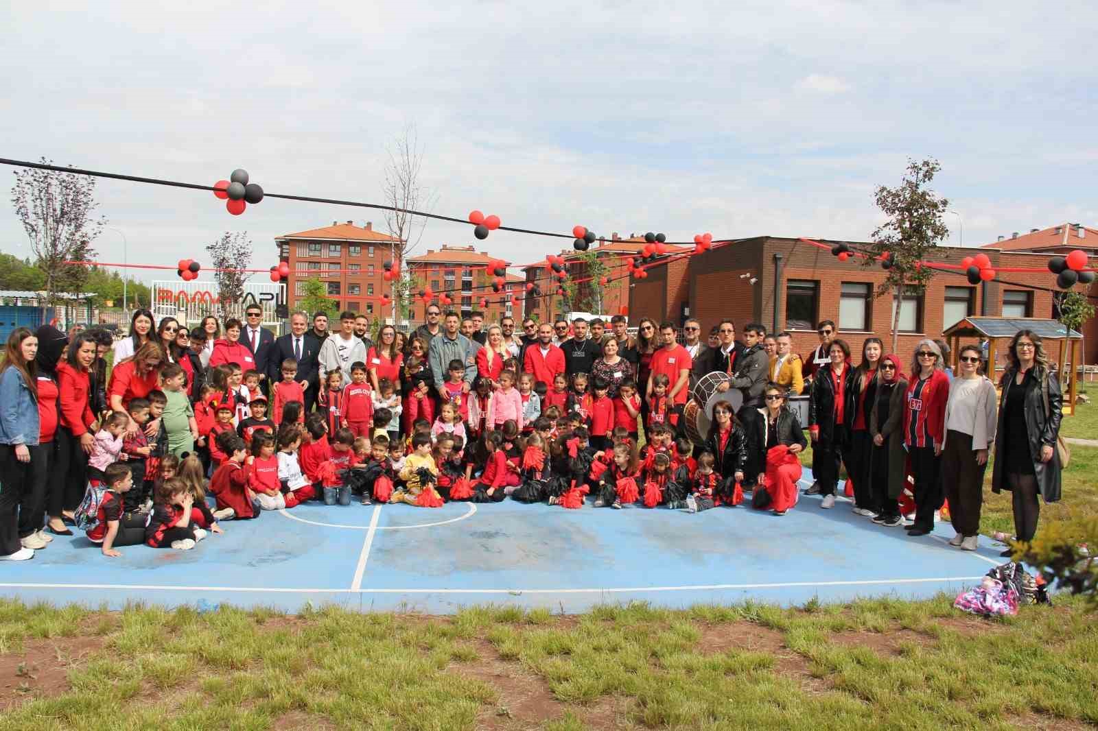 Eskişehirspor futbolcuları özel öğrencileri ziyaret etti