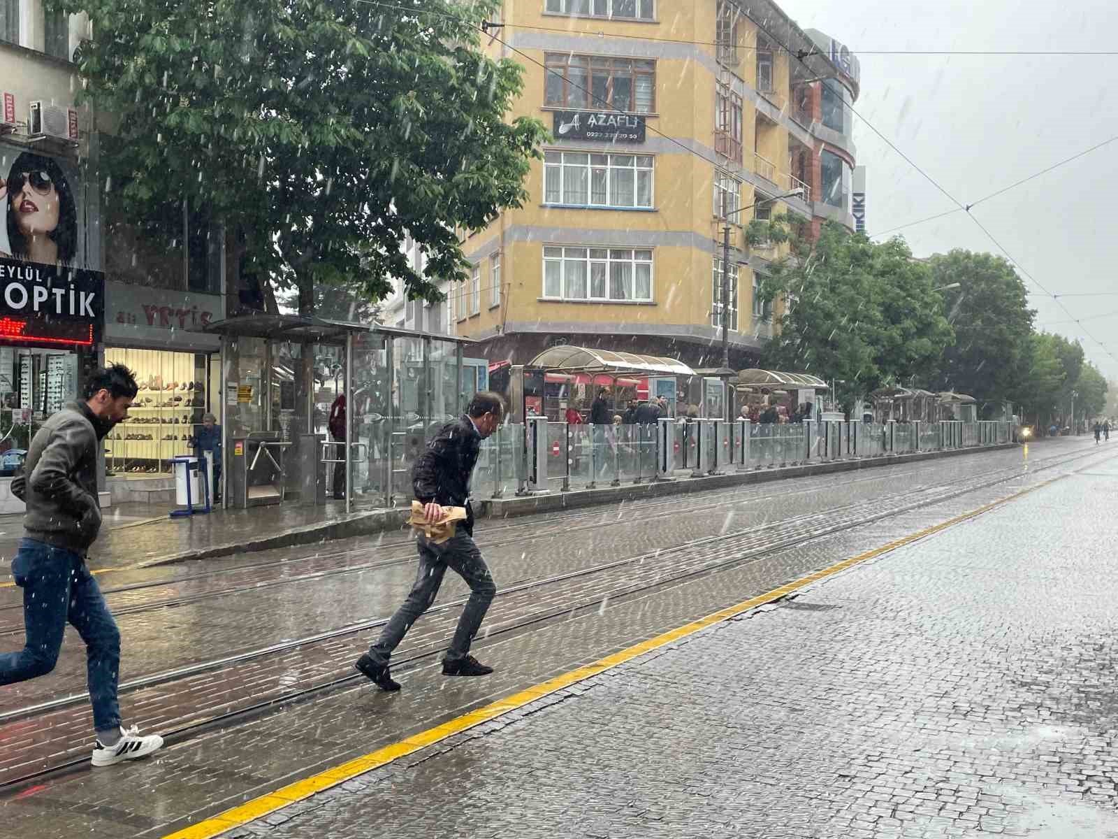 Eskişehir’de yağmur vatandaşlara zor anlar yaşattı