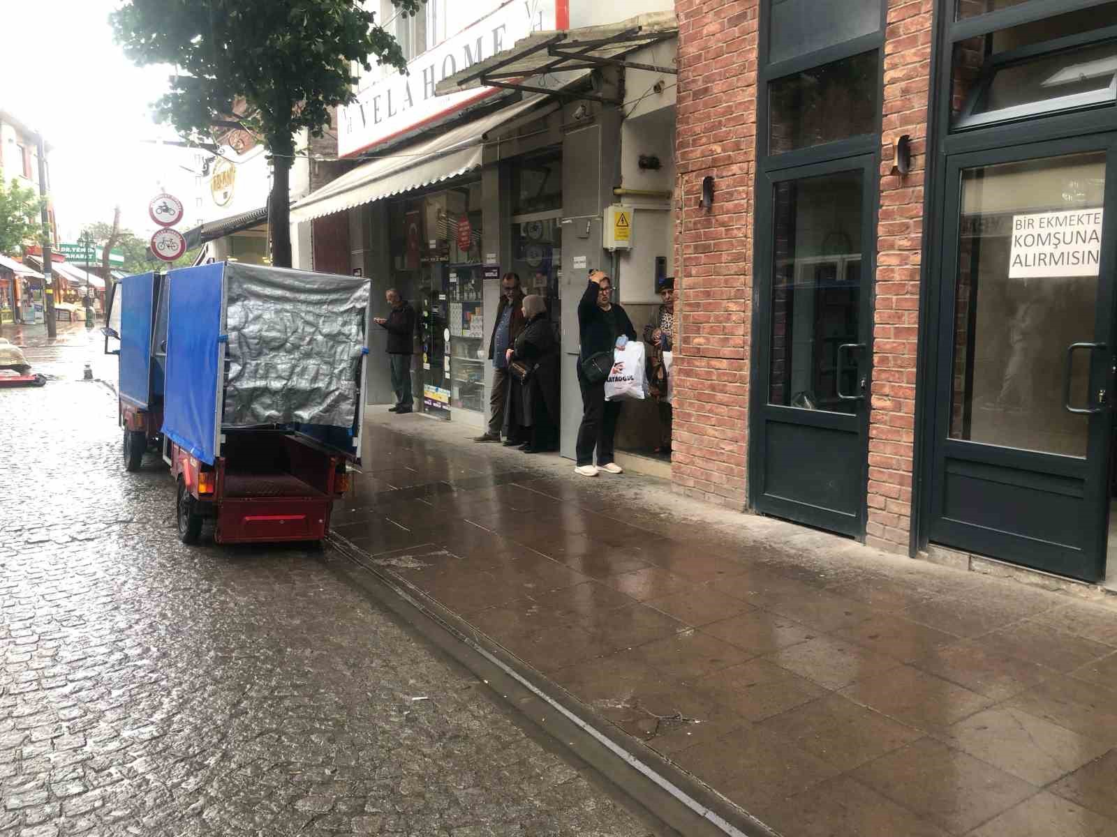 Eskişehir’de yağmur vatandaşlara zor anlar yaşattı