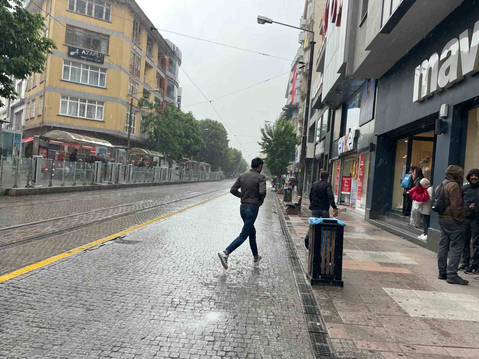Eskişehir’de yağmur vatandaşlara zor anlar yaşattı