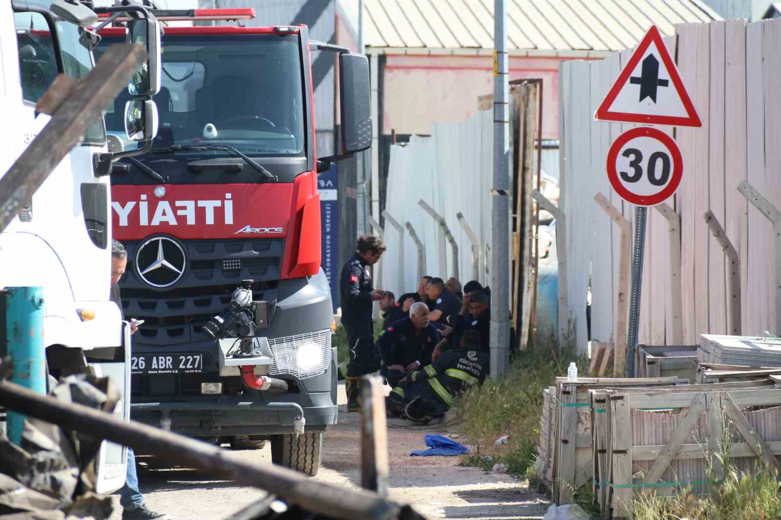 Geri dönüşüm tesisinde çıkan yangın 8’inci saatin sonunda kontrol altına alındı