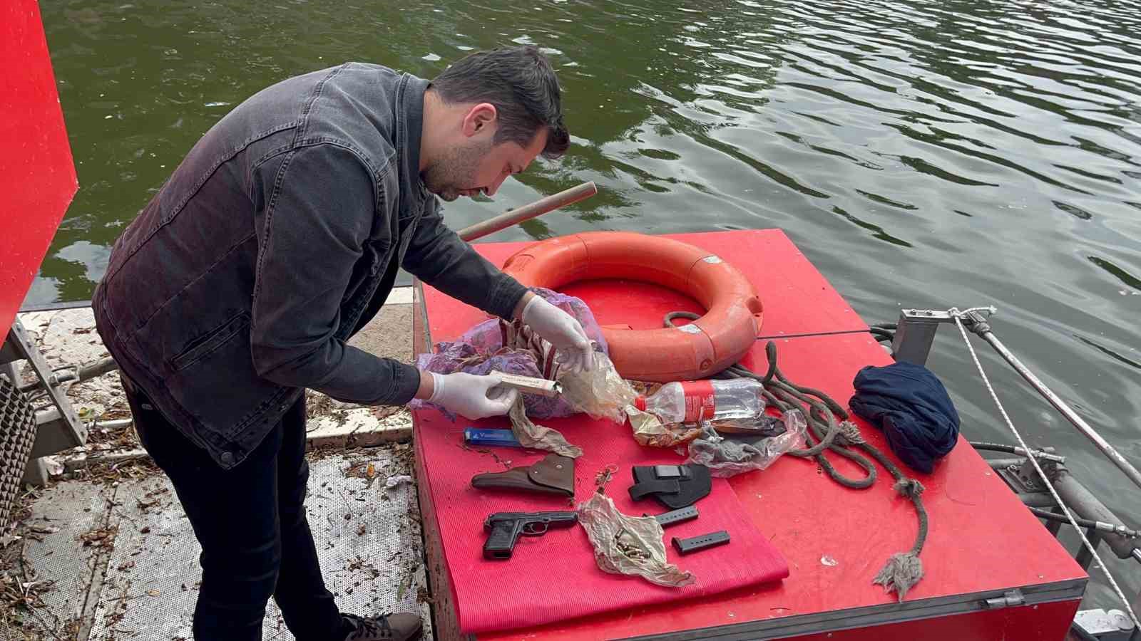 Eskişehir’de temizlik görevlileri, çöp yerine tabanca topladı