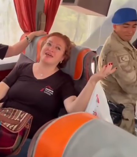 Yolda durdurulan korodan jandarmaya konser