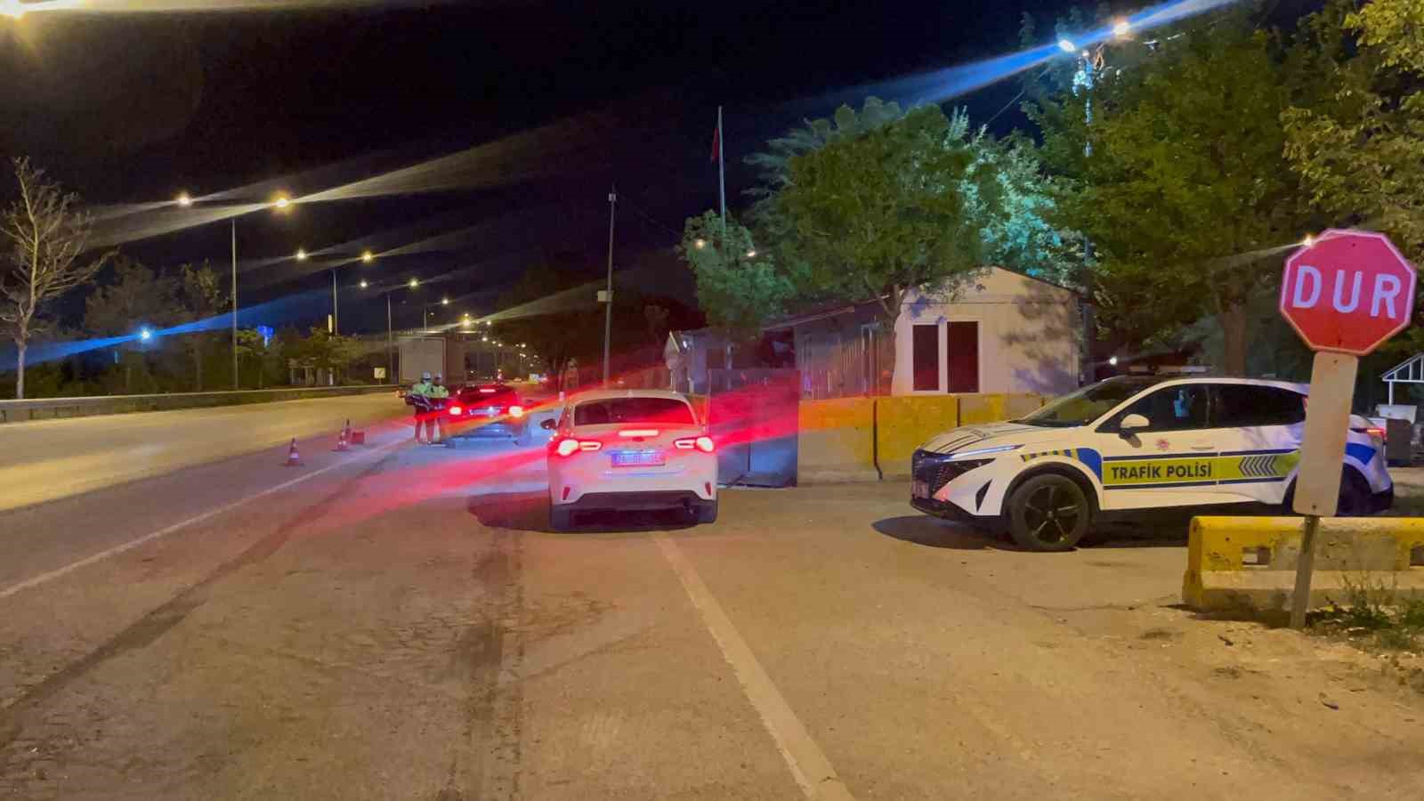 Uygulama noktasından kaçmaya çalışan aracın çarptığı polis yaralandı