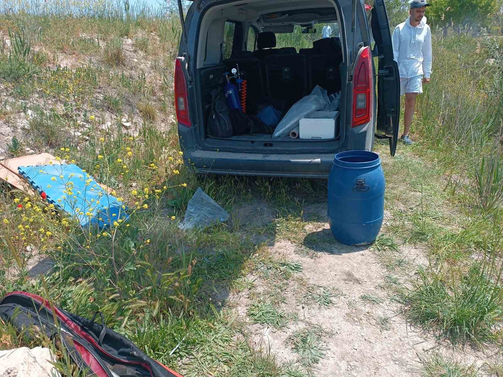 (ÖZEL) Tarihi hamam kalıntıları arasındaki süs balıklarını kaçak avlayanlara suç üstü