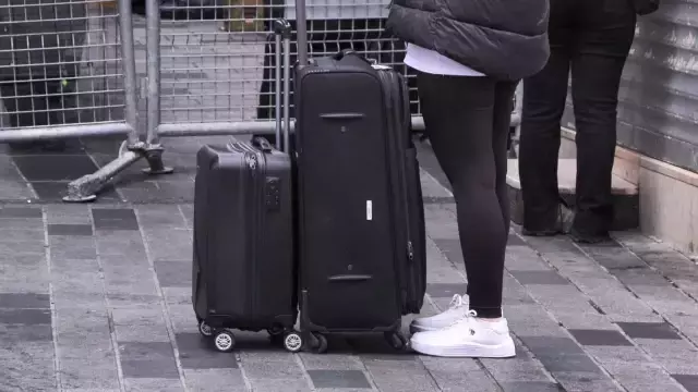 Taksim'e çıkan yollar kapatıldı, turistler araç bulamadı