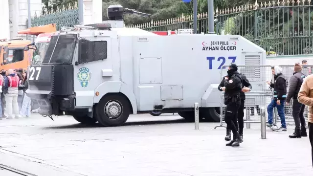 Taksim'e çıkan yollar kapatıldı, turistler araç bulamadı