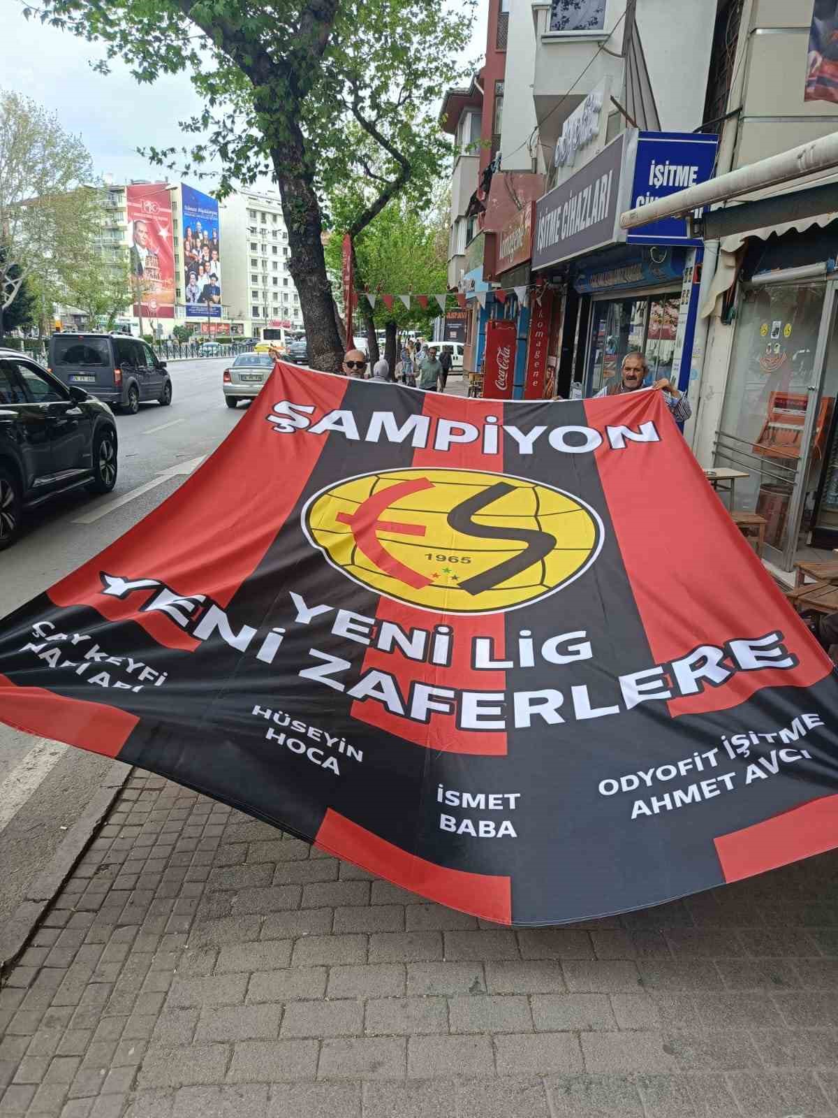 Esnaf kendi imkanlarıyla dev Eskişehirspor bayrağı yaptırdı