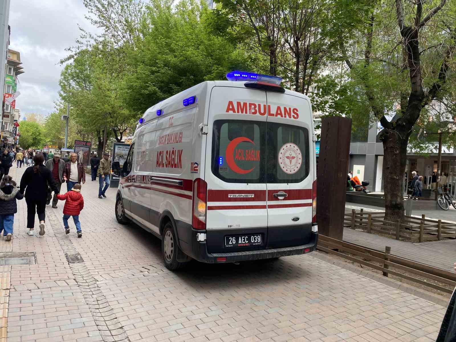 Mağazada yere düşen kadın yaralandı