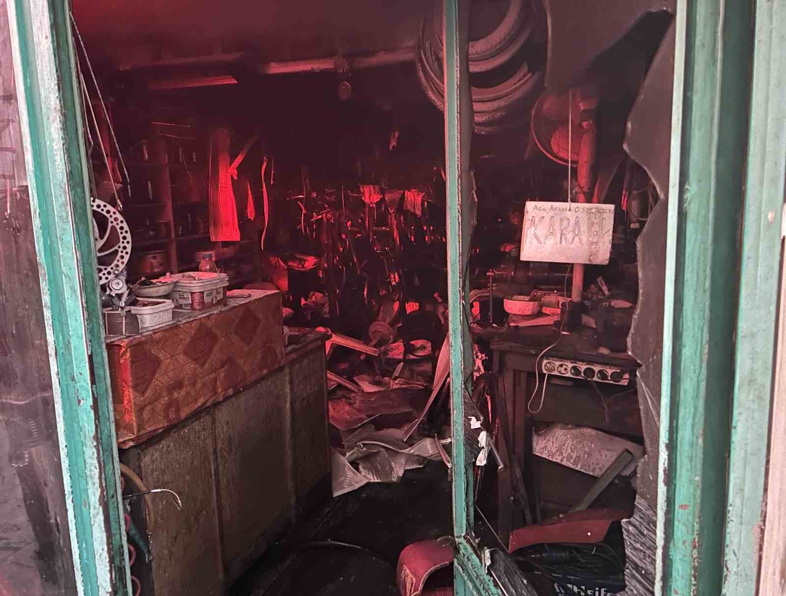 (ÖZEL) Kanser olan arkadaşı için baktığı dükkan alevler içinde kaldı