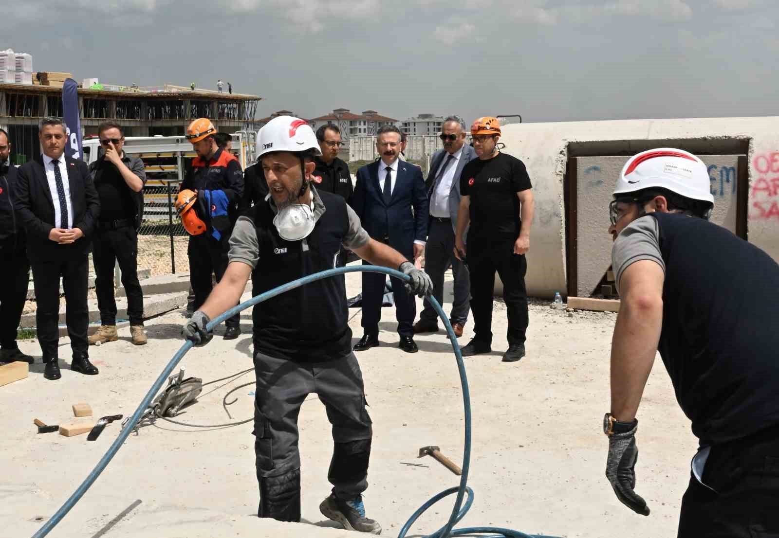 Eskişehir’de öğretmenlere depremde arama kurtarma eğitimi verildi