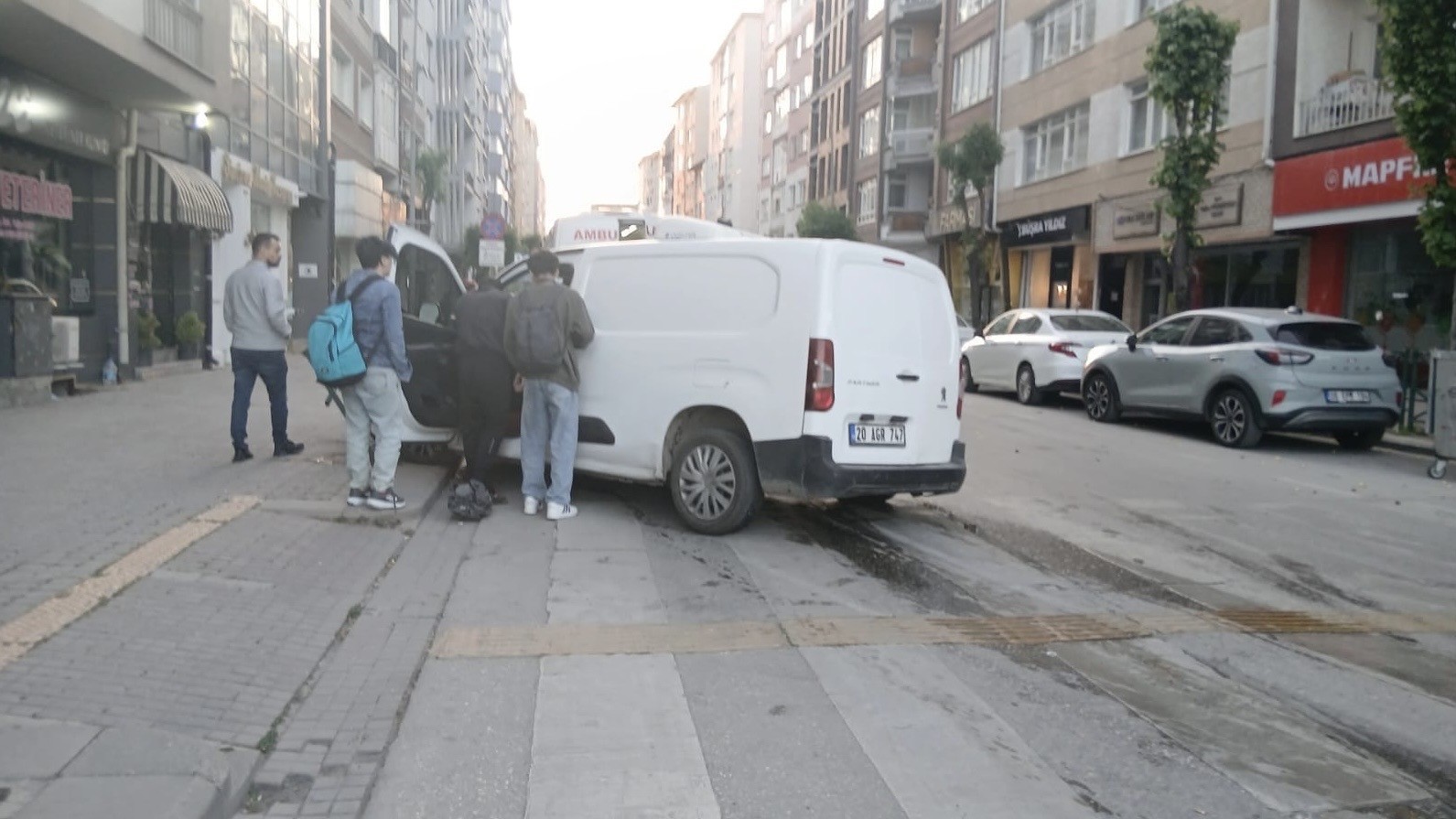 Kavşakta kaza yapan araç işletmenin duvarına çarptı