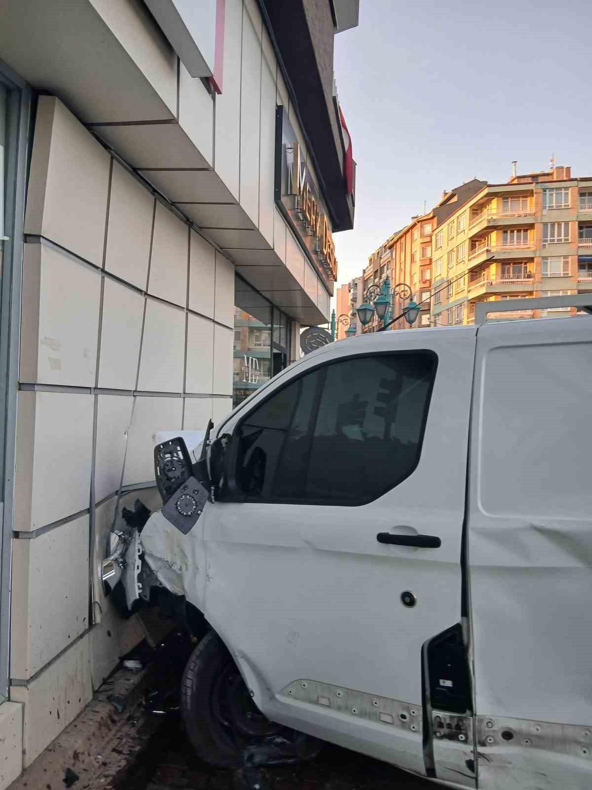 Kavşakta kaza yapan araç işletmenin duvarına çarptı