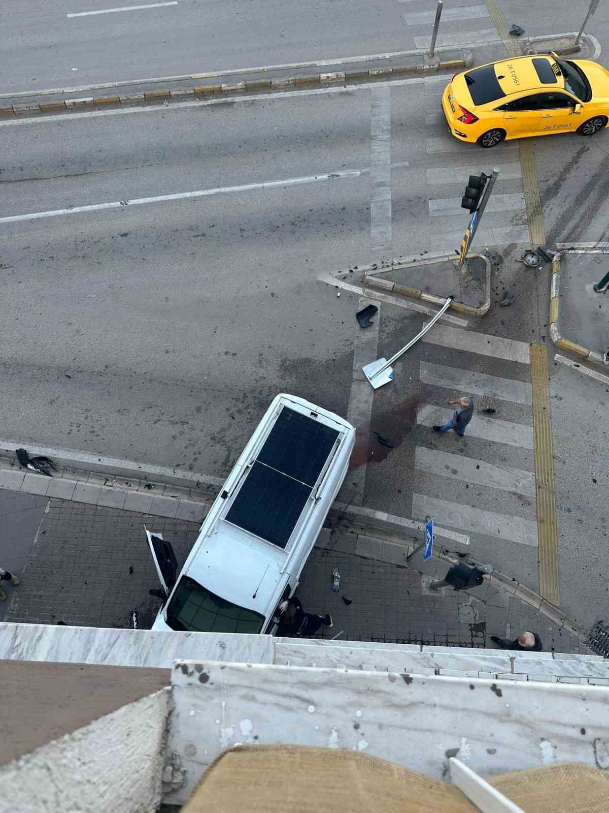 Kavşakta kaza yapan araç işletmenin duvarına çarptı