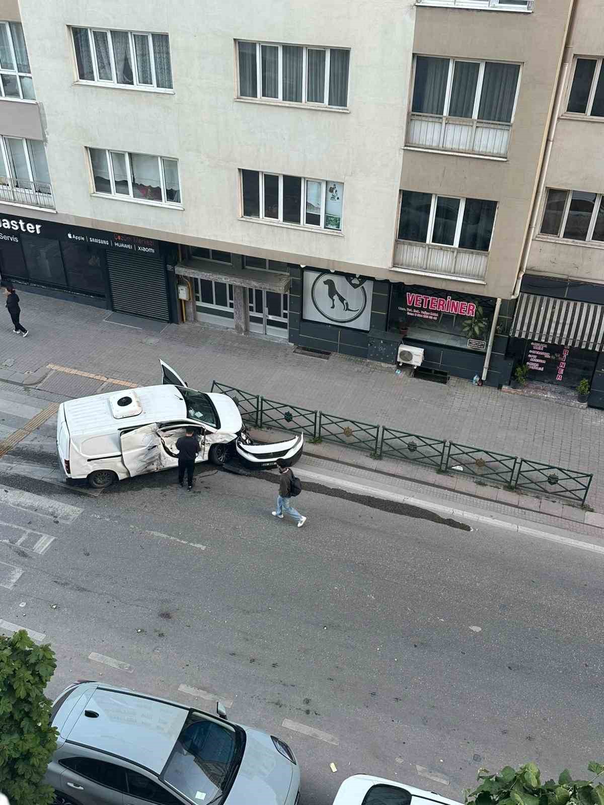 Kavşakta kaza yapan araç işletmenin duvarına çarptı