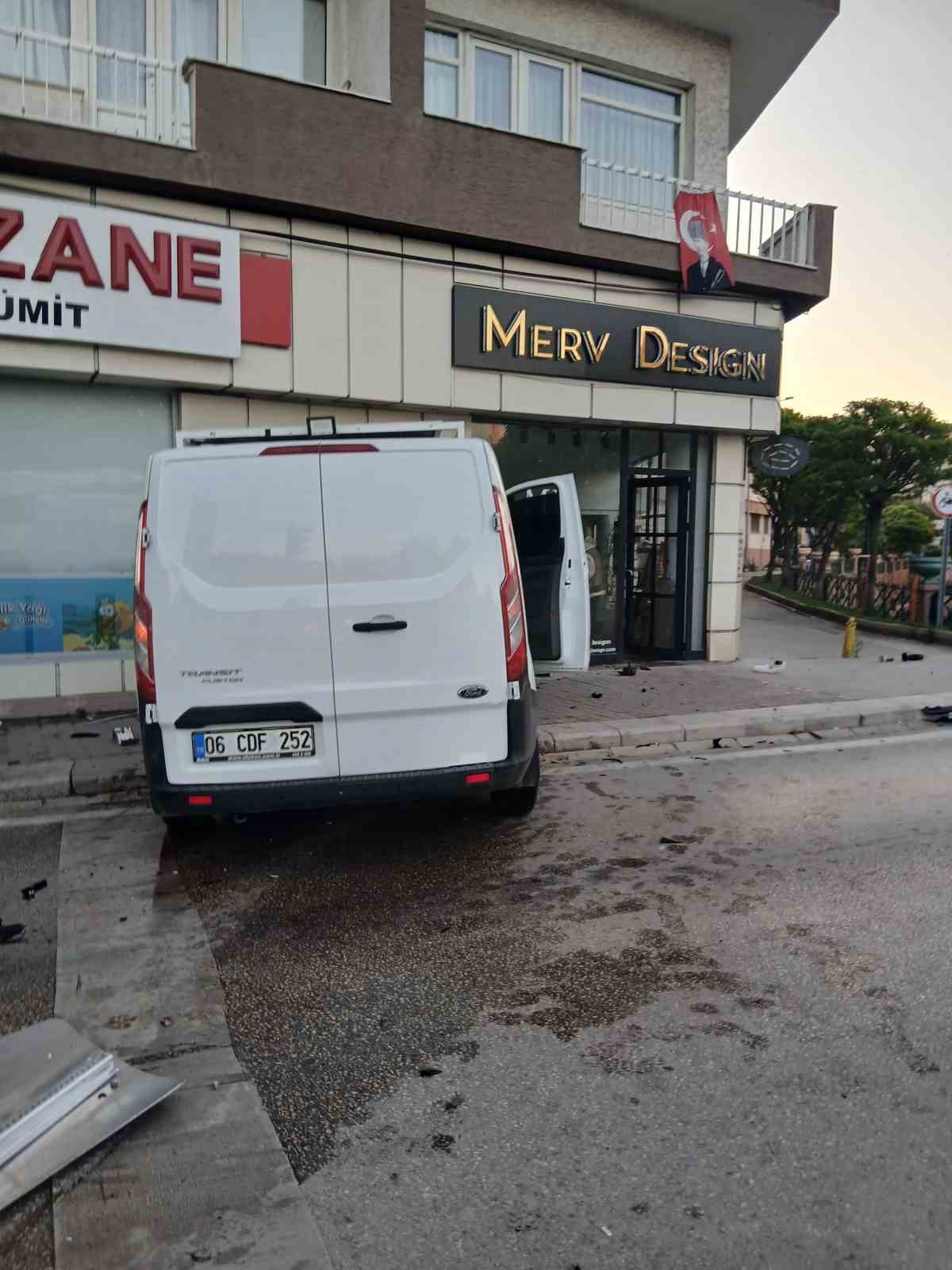 Kavşakta kaza yapan araç işletmenin duvarına çarptı