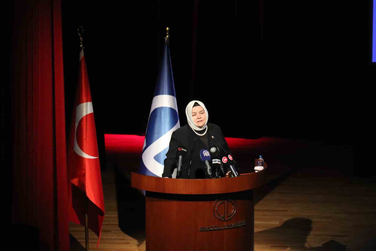 Rektör Adıgüzel kısıtlı imkânlarla bütün çocuklarını okutan ailesinden bahsederken duygulandı