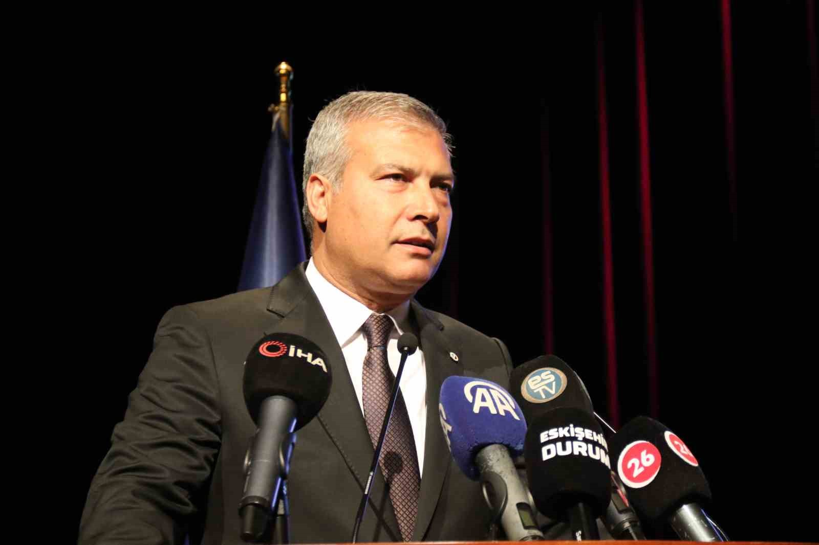 Rektör Adıgüzel kısıtlı imkânlarla bütün çocuklarını okutan ailesinden bahsederken duygulandı
