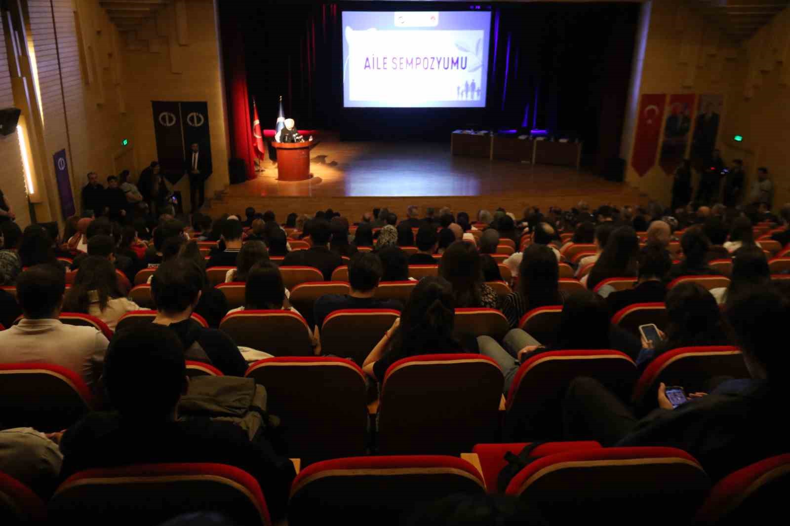 Rektör Adıgüzel kısıtlı imkânlarla bütün çocuklarını okutan ailesinden bahsederken duygulandı