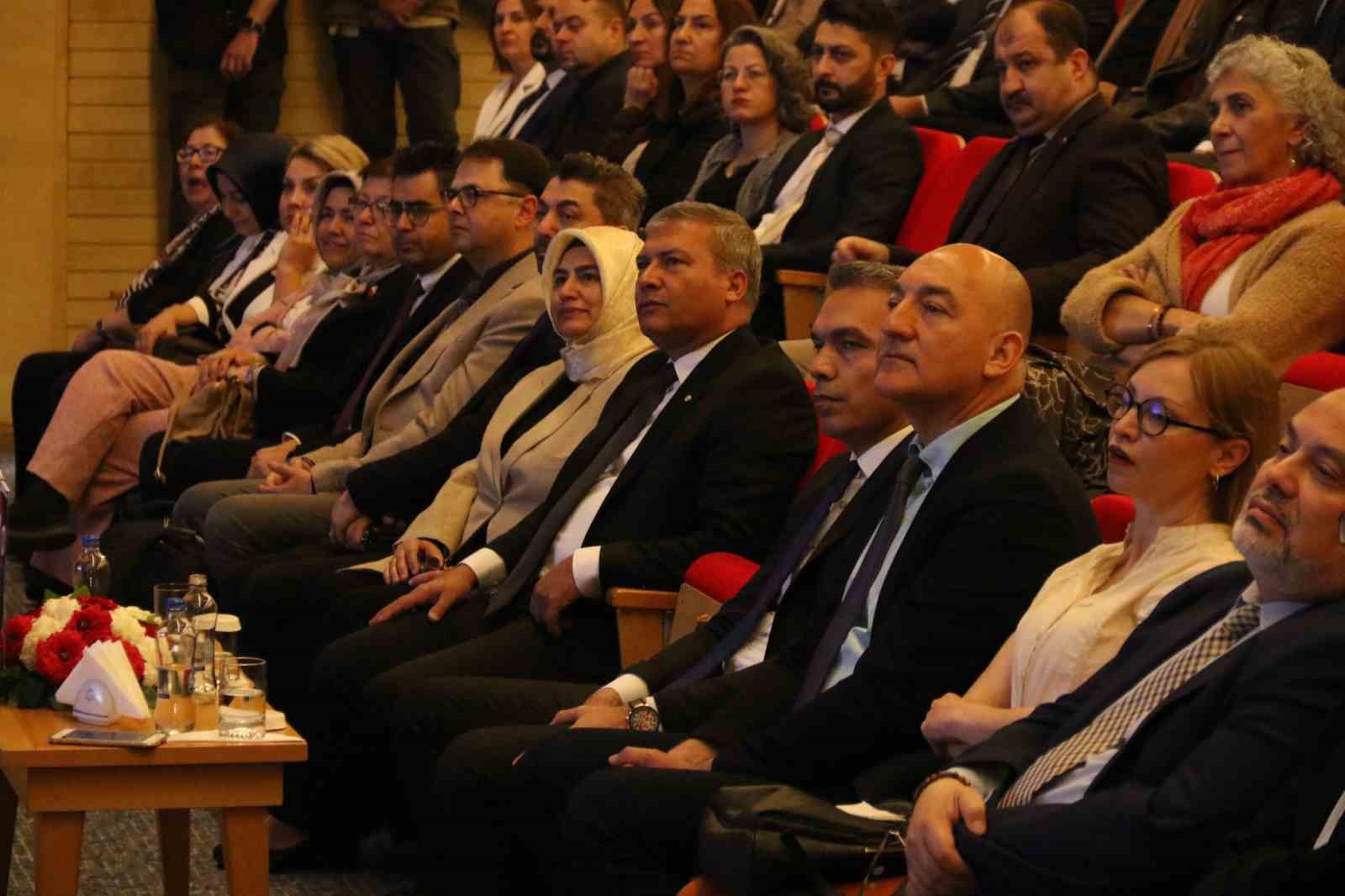 Rektör Adıgüzel kısıtlı imkânlarla bütün çocuklarını okutan ailesinden bahsederken duygulandı
