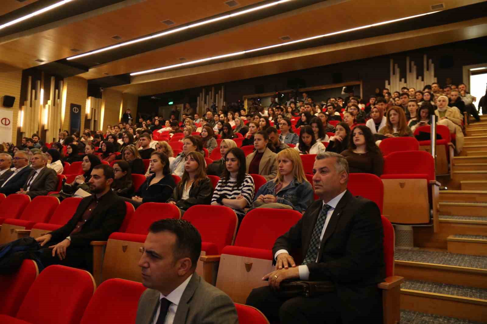 Rektör Adıgüzel kısıtlı imkânlarla bütün çocuklarını okutan ailesinden bahsederken duygulandı