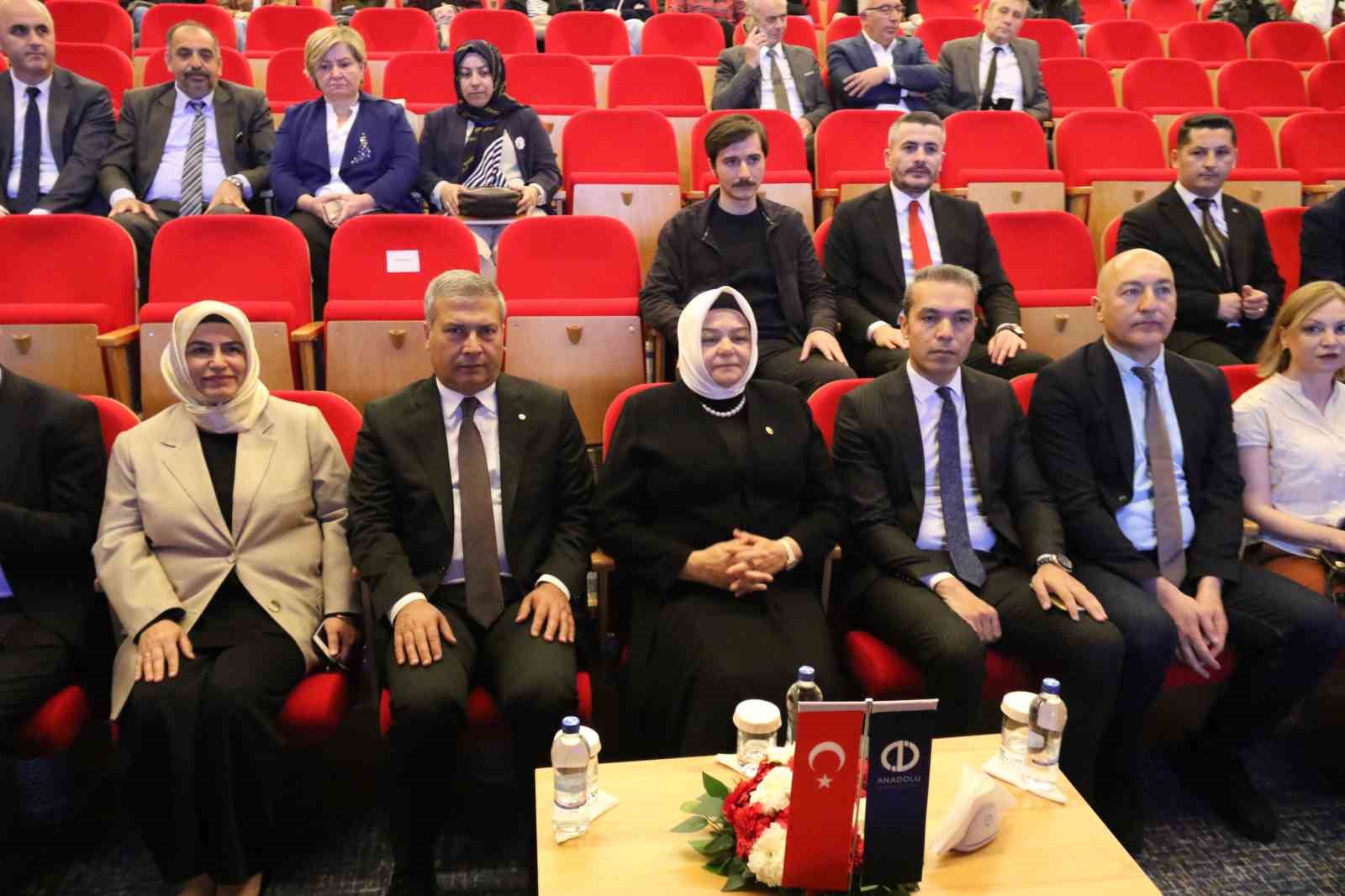 Rektör Adıgüzel kısıtlı imkânlarla bütün çocuklarını okutan ailesinden bahsederken duygulandı
