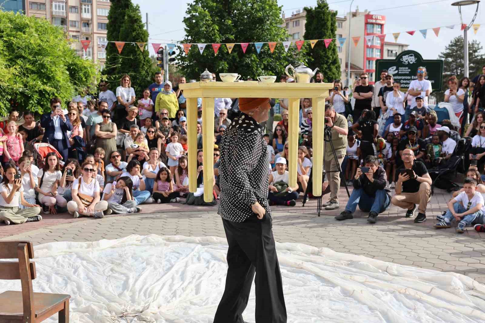 Uluslararası Eskişehir Çocuk, Gençlik ve Kukla Tiyatroları Festivali’nde görkemli açılış