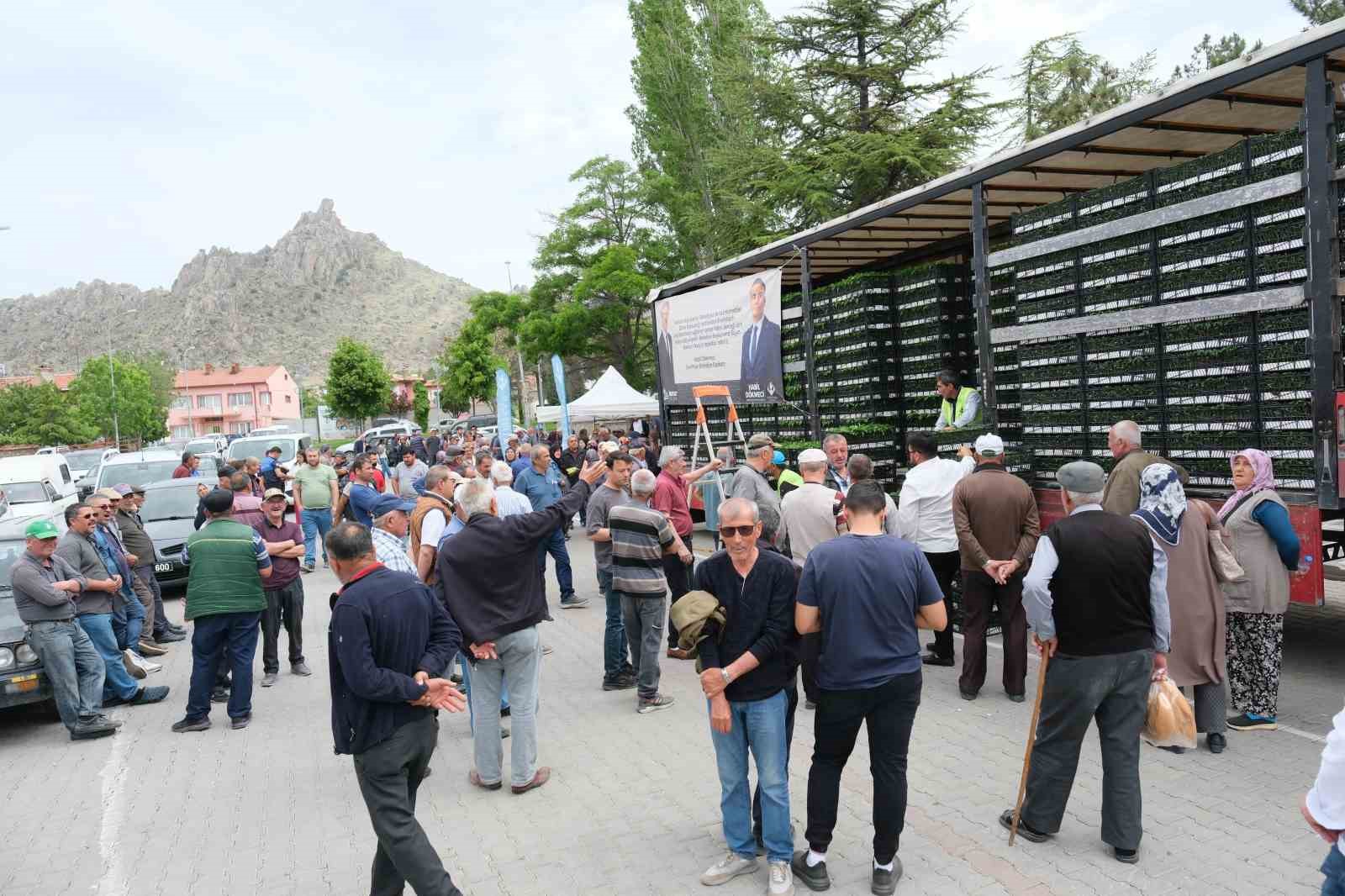 Çiftçilerle fide desteği