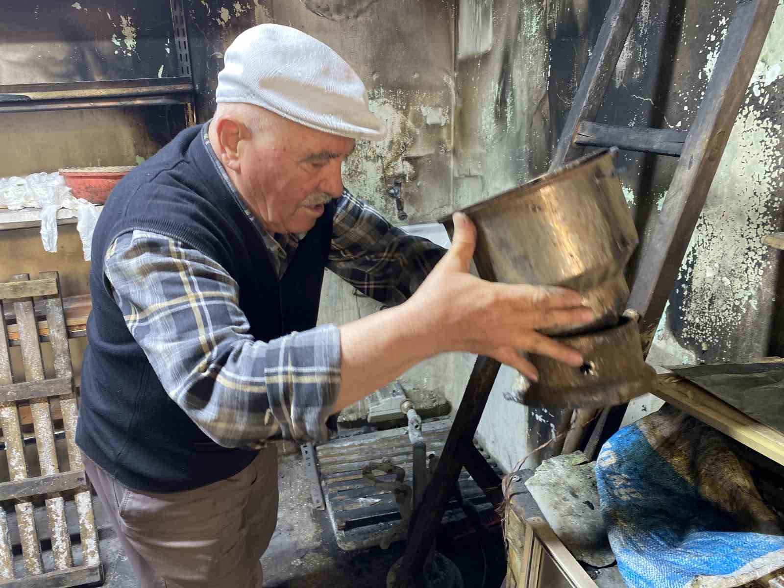 Emanet dükkanı yanan emekli öğretmen kendisine destek olan vatandaşlara teşekkür etti