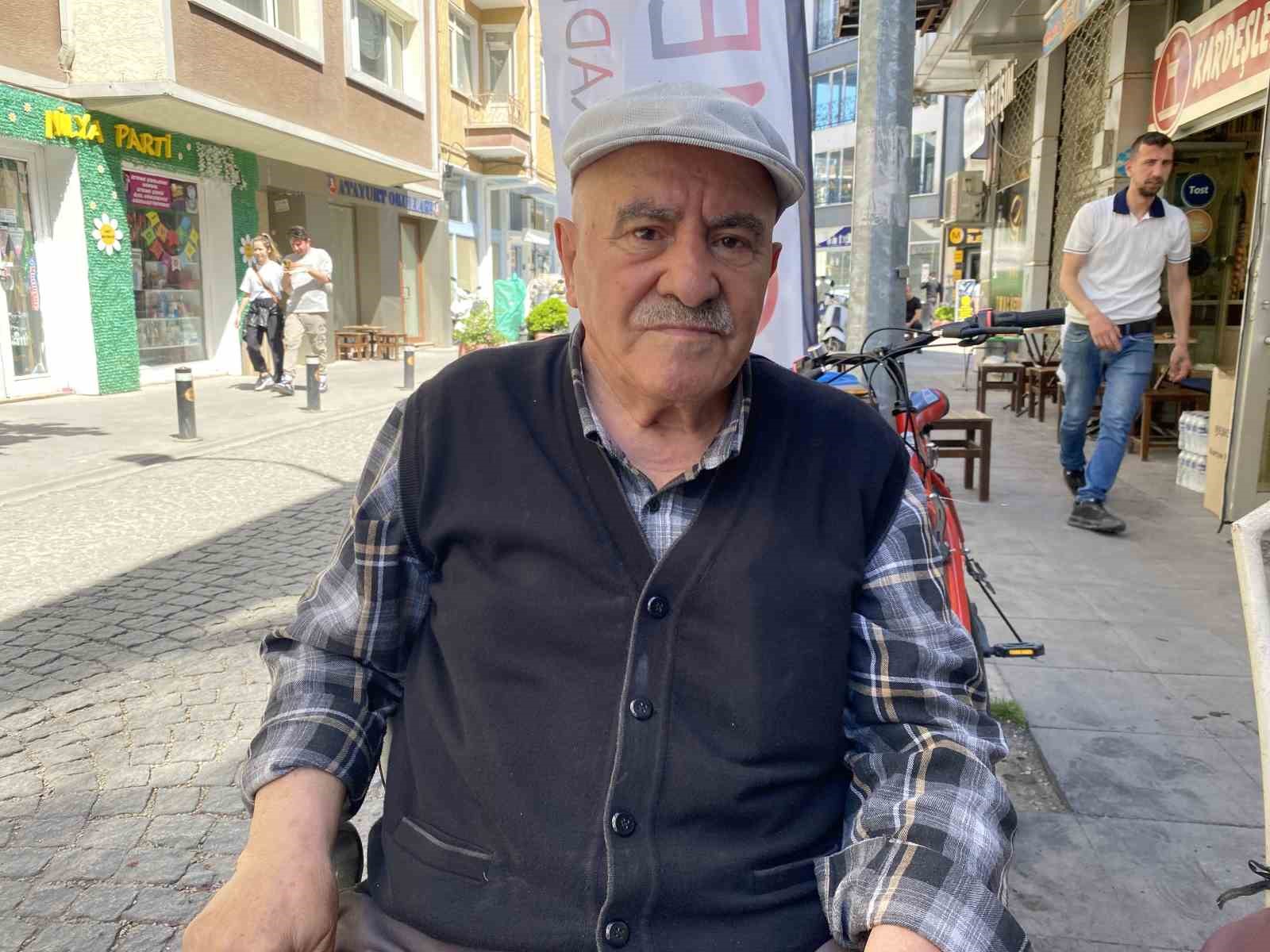 Emanet dükkanı yanan emekli öğretmen kendisine destek olan vatandaşlara teşekkür etti