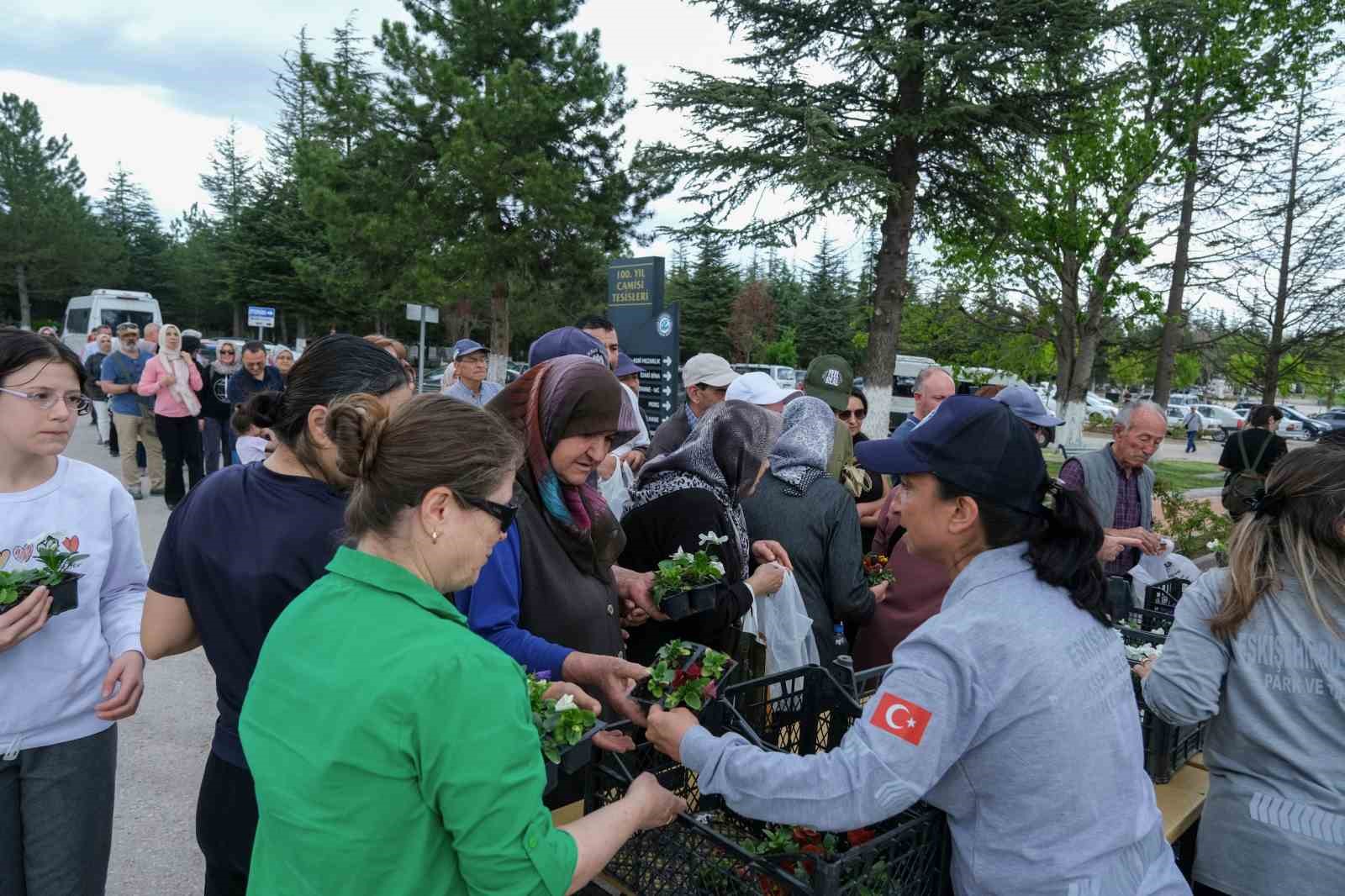 Eskişehir Büyükşehir Belediyesi’nden duygulandıran çiçek jesti