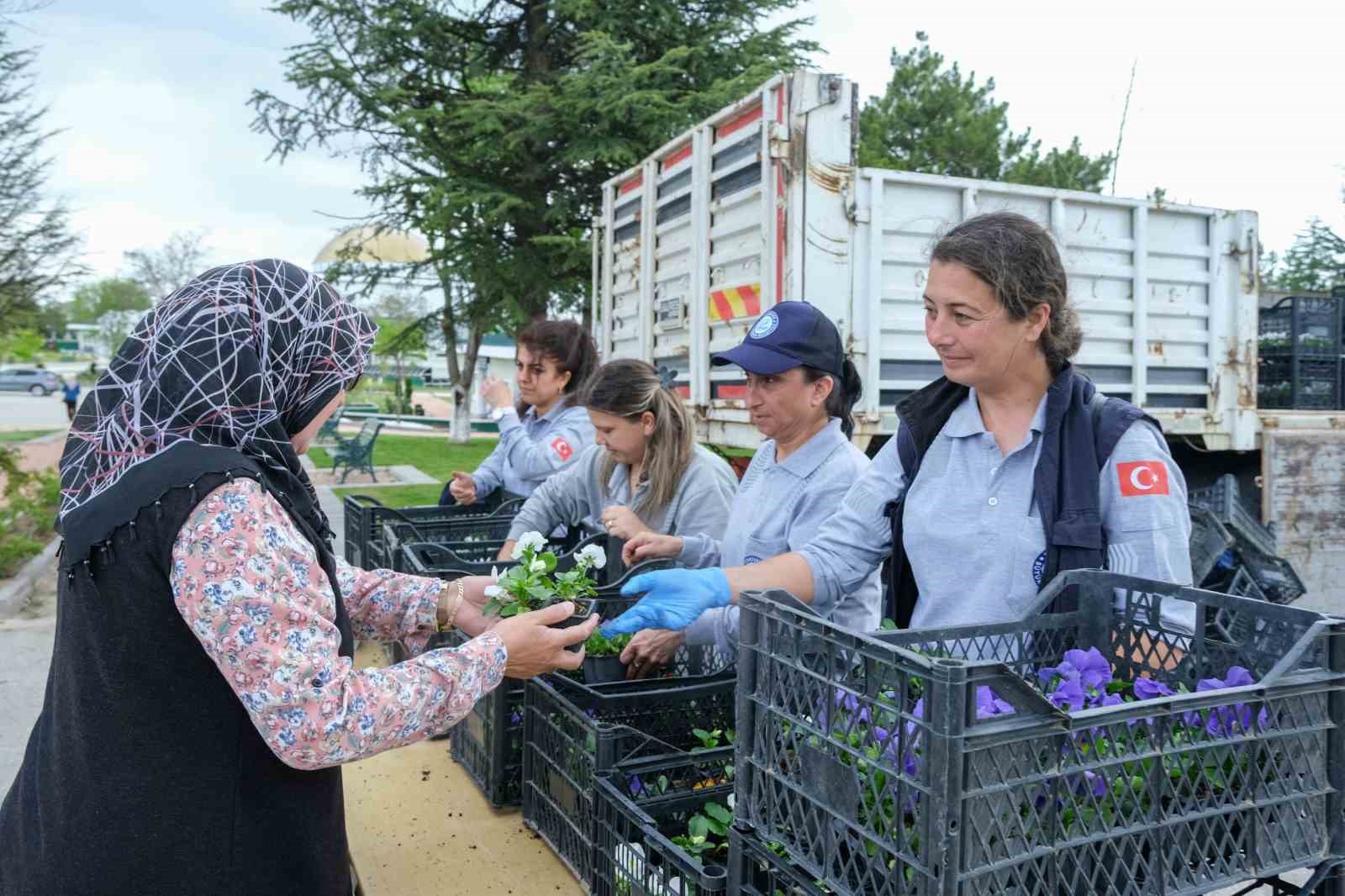 Eskişehir Büyükşehir Belediyesi’nden duygulandıran çiçek jesti
