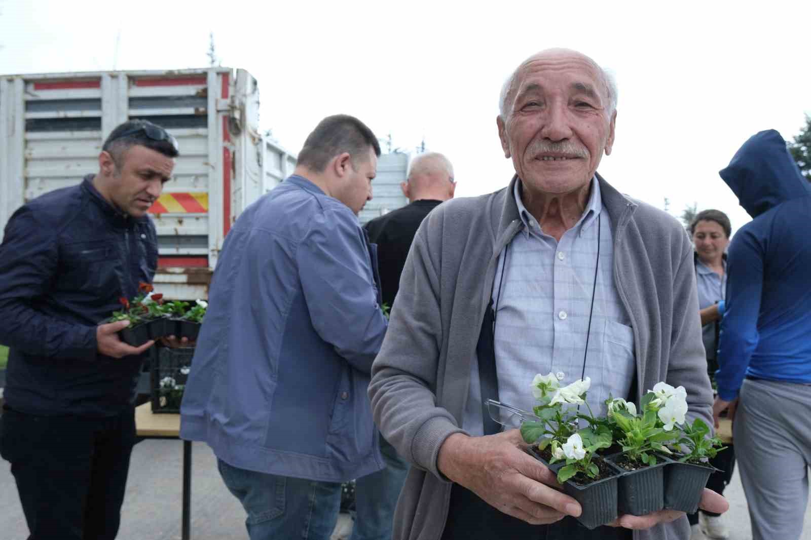 Eskişehir Büyükşehir Belediyesi’nden duygulandıran çiçek jesti