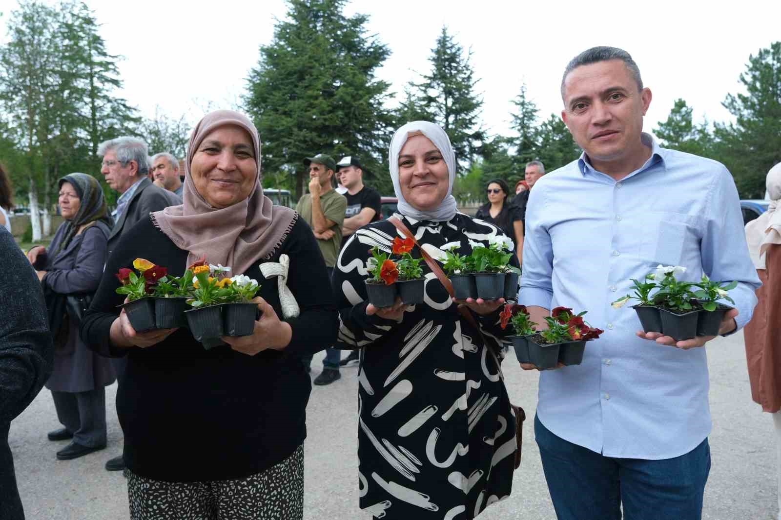 Eskişehir Büyükşehir Belediyesi’nden duygulandıran çiçek jesti