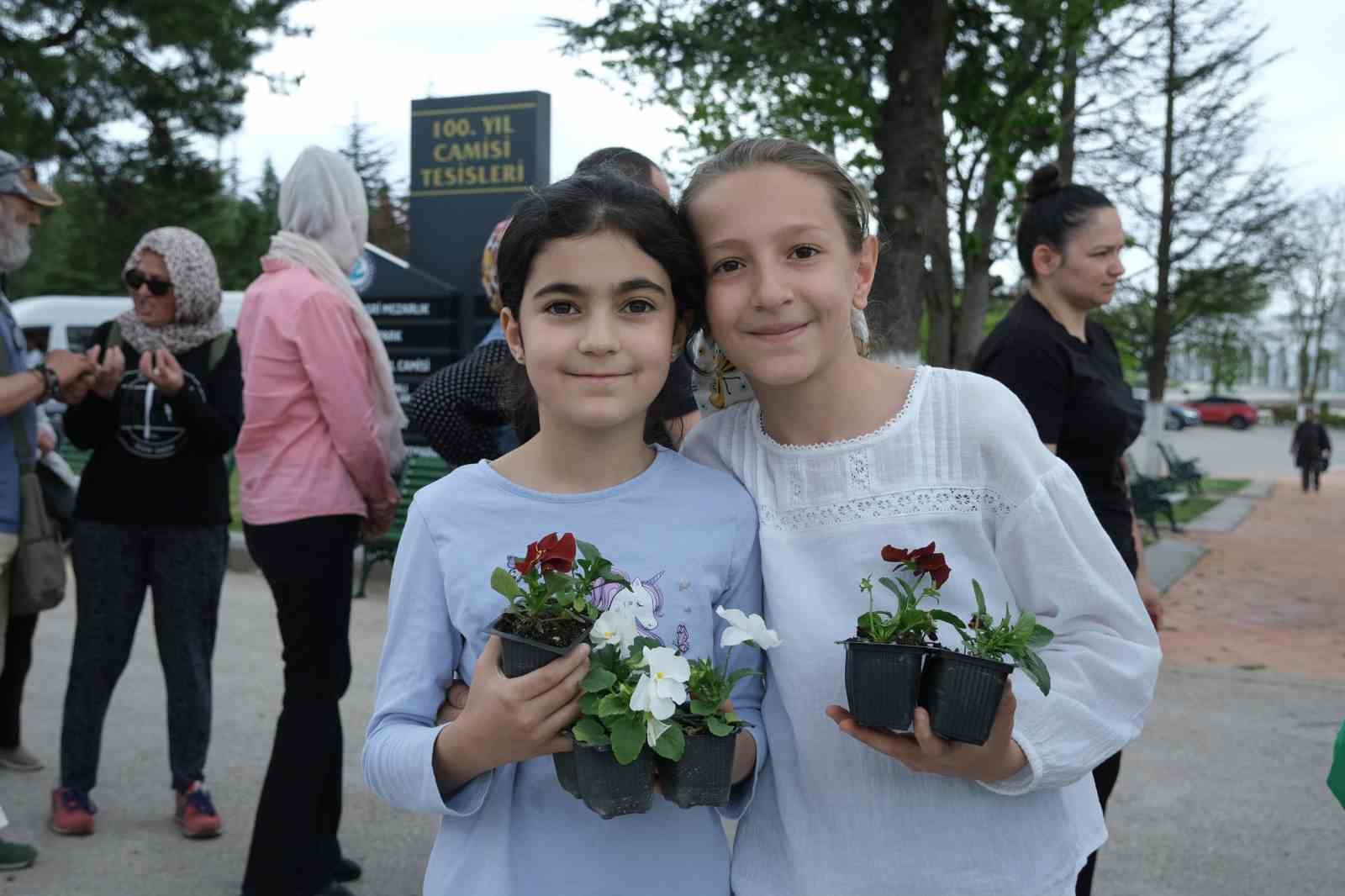 Eskişehir Büyükşehir Belediyesi’nden duygulandıran çiçek jesti