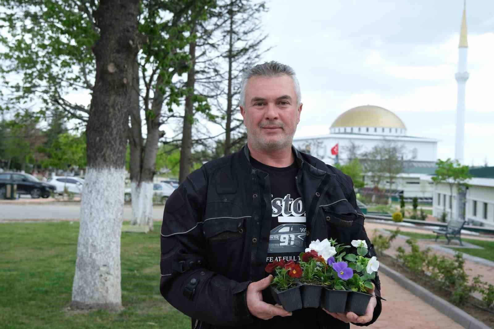 Eskişehir Büyükşehir Belediyesi’nden duygulandıran çiçek jesti