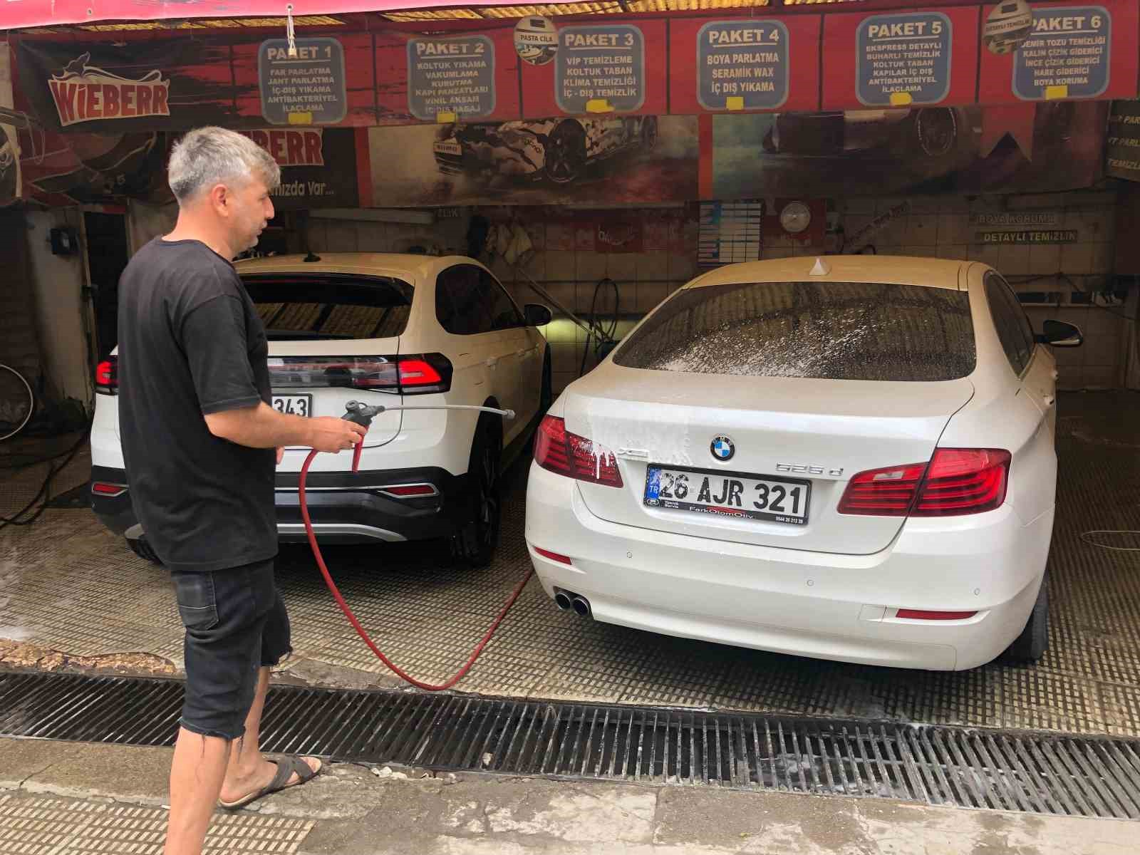 Toz taşınımı sonrası araçlar çamura bulandı