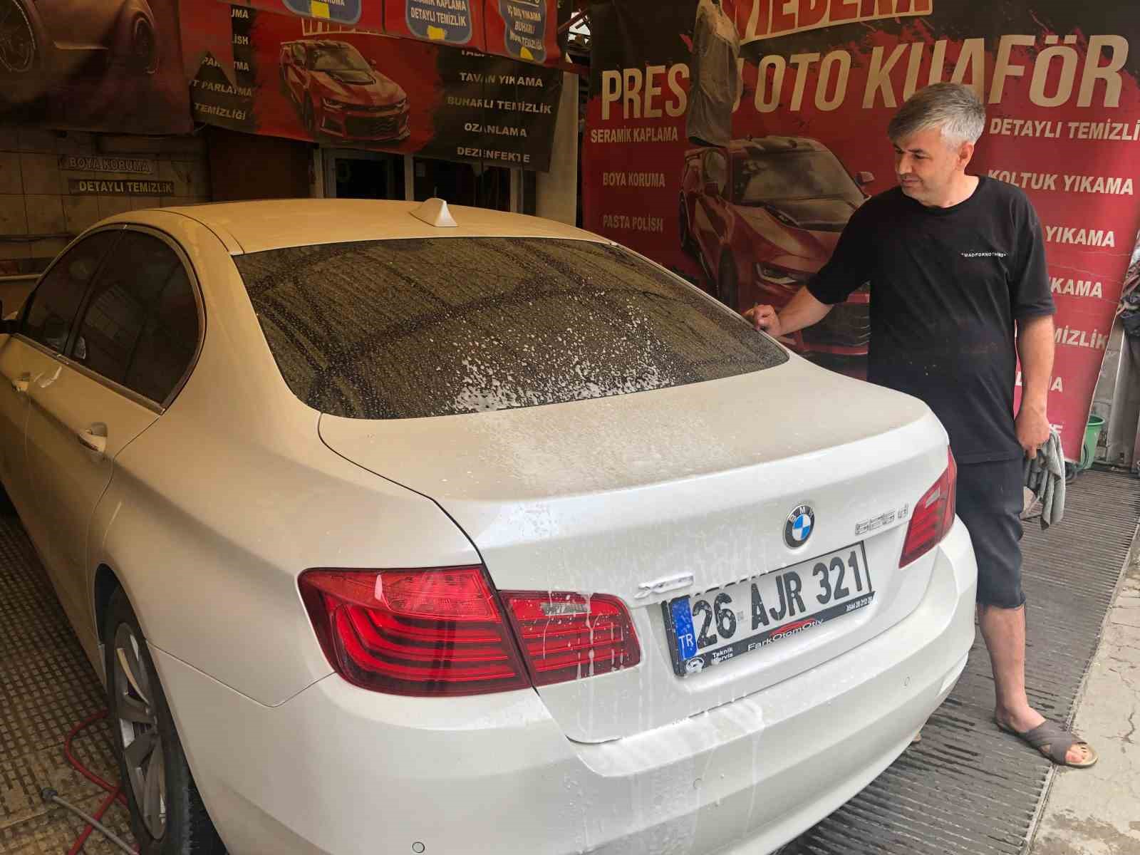 Toz taşınımı sonrası araçlar çamura bulandı