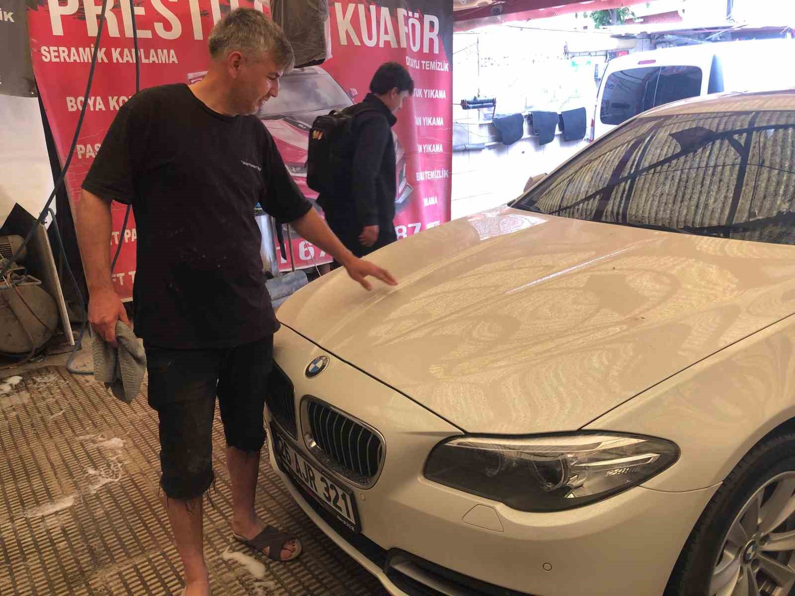 Toz taşınımı sonrası araçlar çamura bulandı