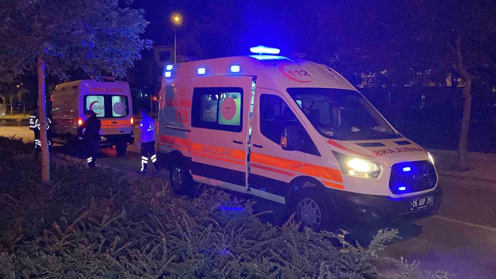 Otomobille refüje dalan sürücü kaza sonrası aracı ve yaralıları bırakıp kaçtı