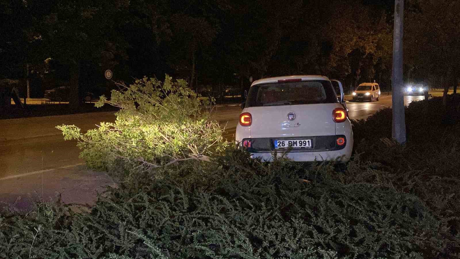 Otomobille refüje dalan sürücü kaza sonrası aracı ve yaralıları bırakıp kaçtı