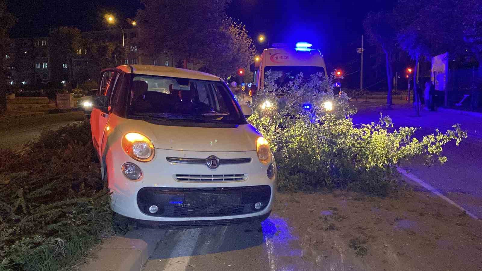 Otomobille refüje dalan sürücü kaza sonrası aracı ve yaralıları bırakıp kaçtı