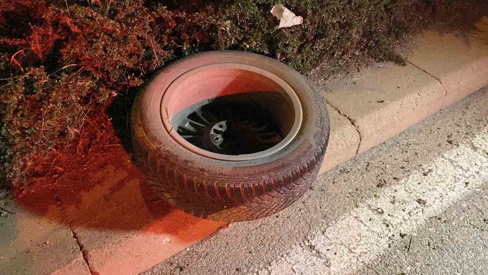 Otomobille refüje dalan sürücü kaza sonrası aracı ve yaralıları bırakıp kaçtı