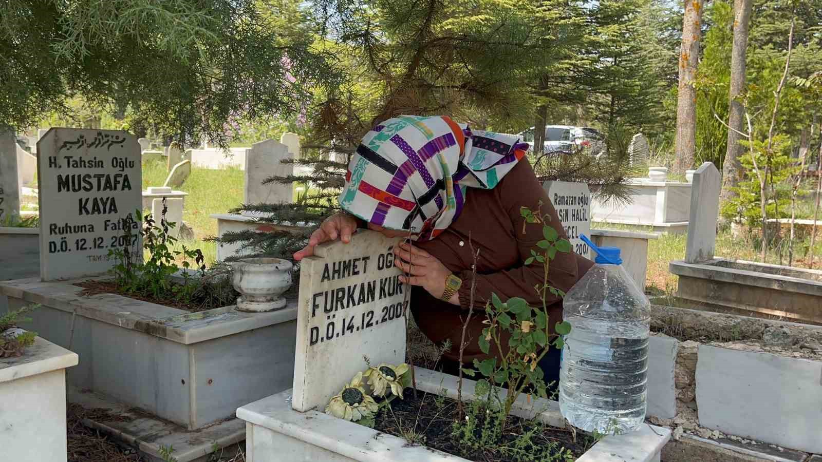 Anneler Günü’nü bebeğinin mezar taşını öperek geçirdi