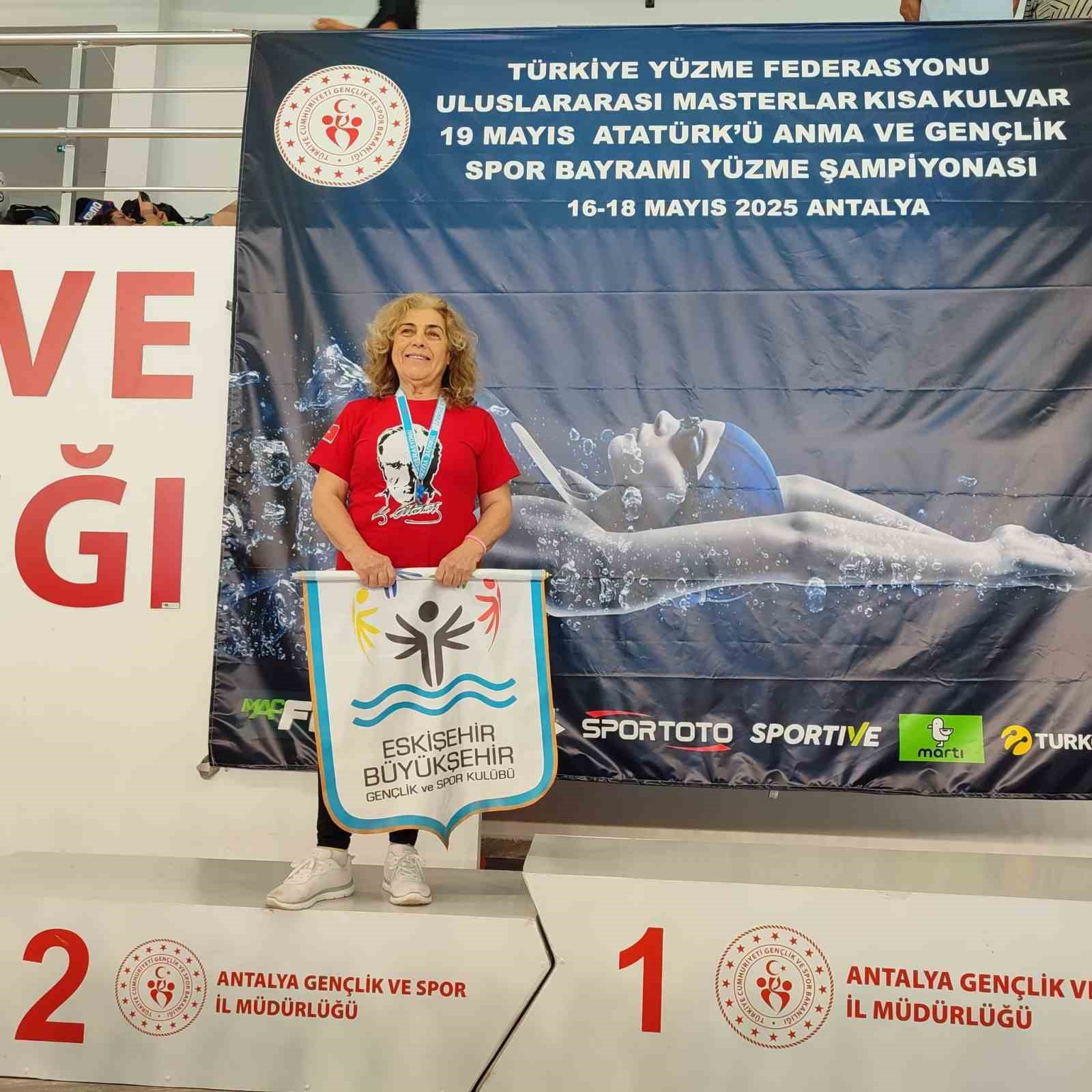 Büyükşehir’in master yüzücüsü Kezban Yeşer’den rekor ve madalya gururu