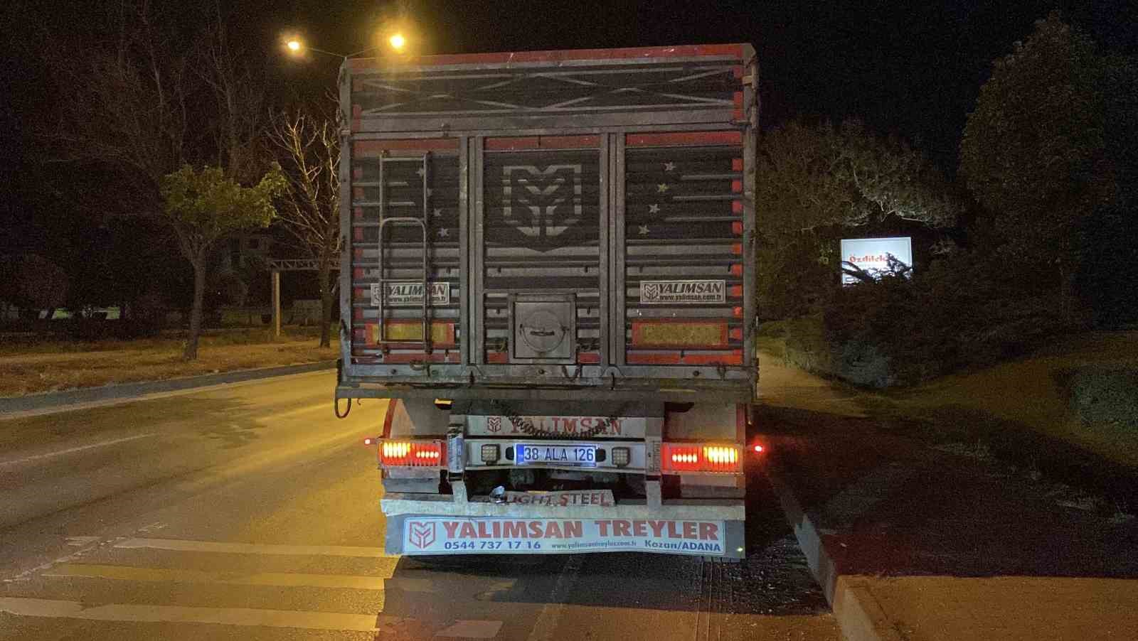 Tıra arkadan çarpan otomobil kullanılmaz hale geldi, sürücüsü yaralandı