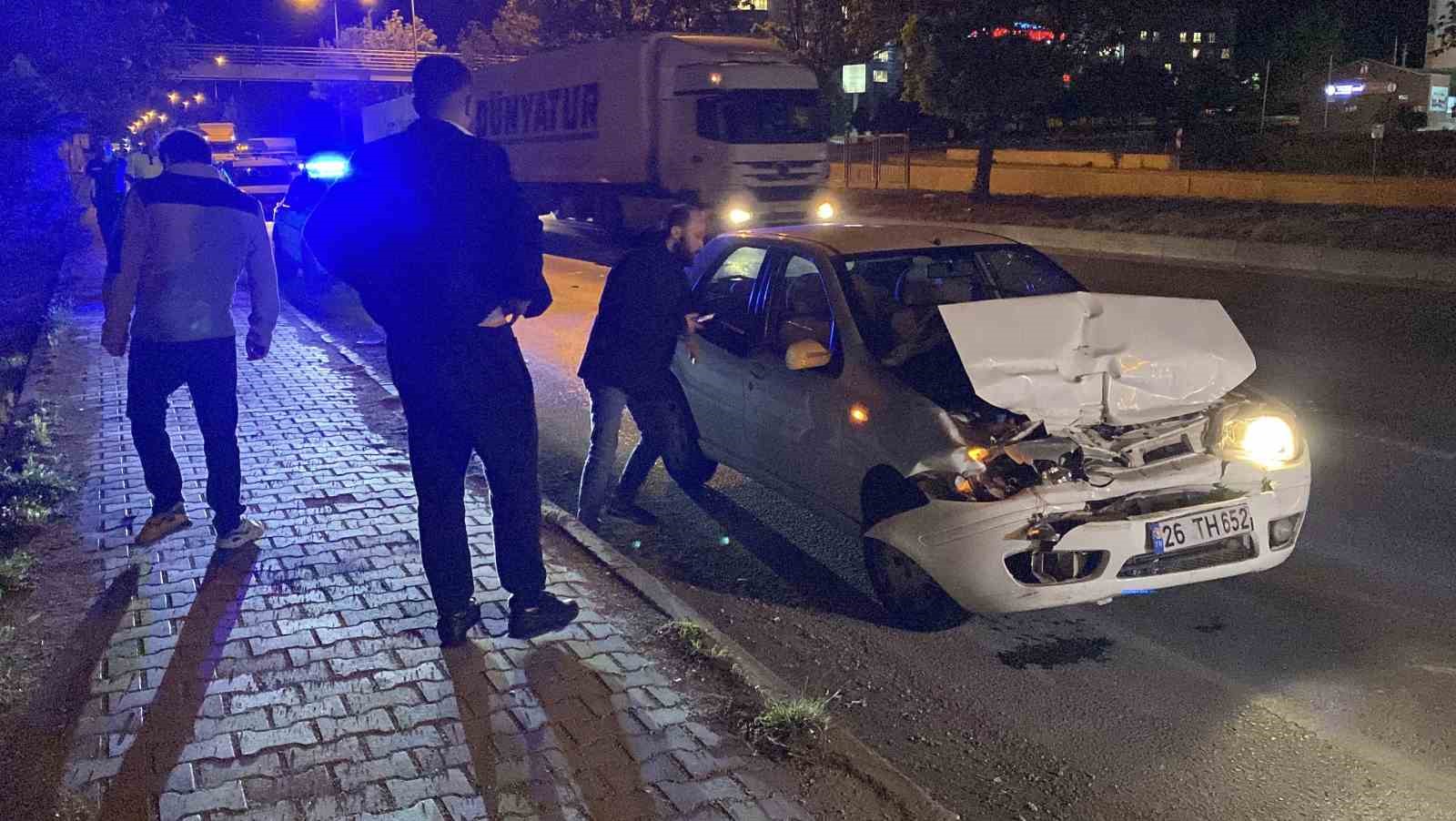 Tıra arkadan çarpan otomobil kullanılmaz hale geldi, sürücüsü yaralandı