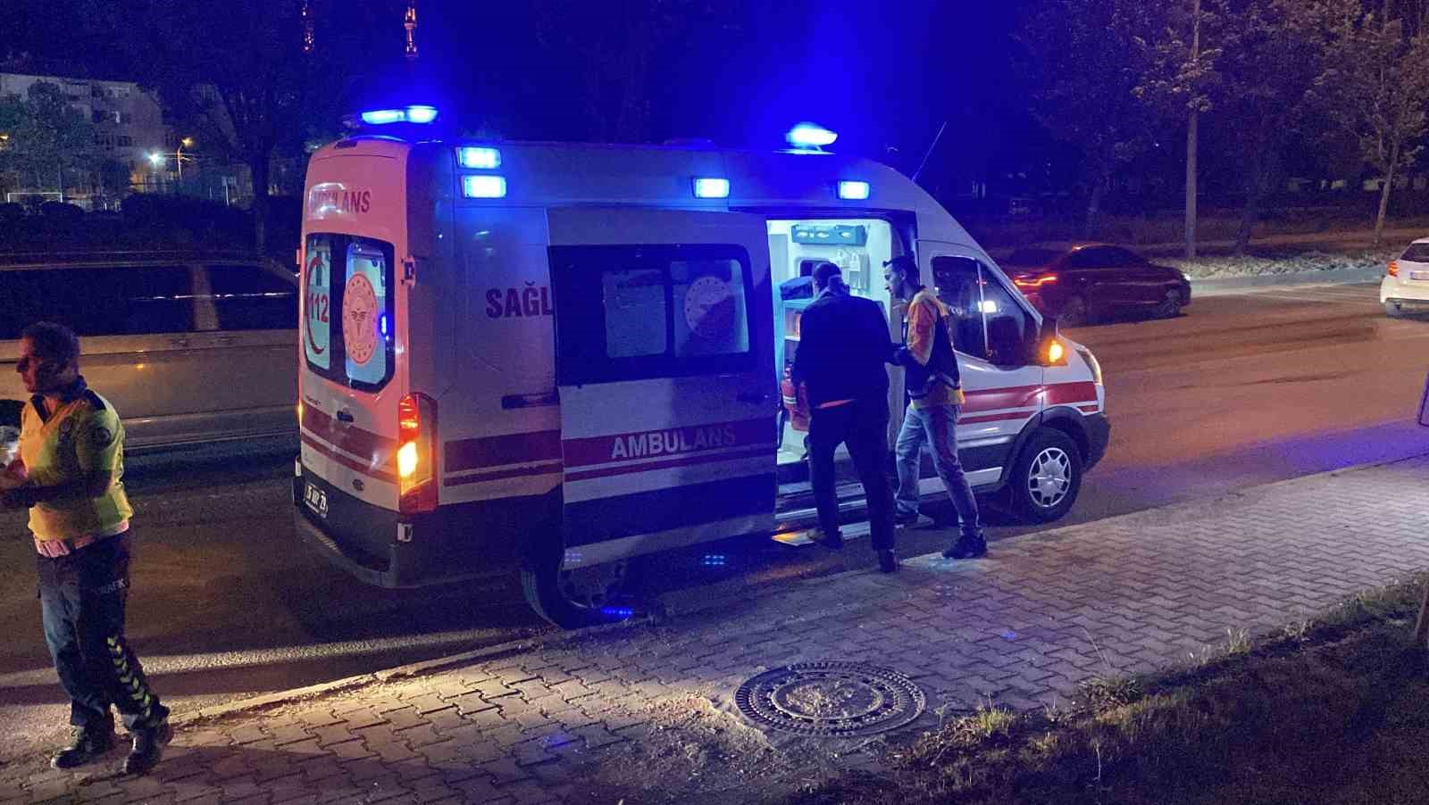 Tıra arkadan çarpan otomobil kullanılmaz hale geldi, sürücüsü yaralandı